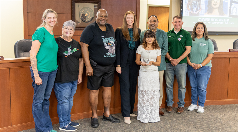 Amia Vega with MASBA award (resize)